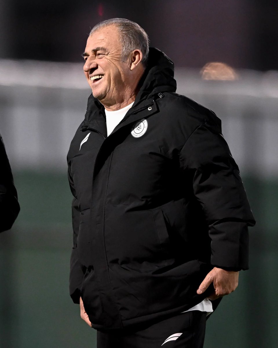 beehaber's tweet photo. Fatih Terim, 36 yaşındayken Jupp Derwall’in milli takımı tamamen kendisine bıraktığı günü anlattı:

🔹 “Danimarka’ya gittik, son antrenmanımızı yapacağız.”

🔹 “Derwall’e dedim ki ‘Hocam bir beraber oturalım’, haddimi aşmak istemiyorum netice itibarıyla.”

🔹 “Dedi ki: ‘Hayır Fatih, hepsini sen hazırlayacaksın.’”

🔹 “‘Takımı da sen yapacaksın, takımı da sen çıkaracaksın.’”

🔹 “‘Akşama da toplantı koymuşsun, onu da dinleyeceğim.’”

🔹 “‘Sahaya da sen çıkacaksın, ben inmeyeceğim.’”

🔹 “Allah bir heyecanlandım ki!”

🔹 “Çok gencim… Hele o günkü konjonktürde dünyada belki o yaşta bir milli takım hocası yok.”

🔹 “36 yaşındayım.”

🔹 “Akşam toplantı yaptım, dinledi, sonra tebrik etti beni, sarıldı.”

🔹 “Sabah maç toplantısında ben takımı söyledim, o da orada duydu.”

🔹 “Çok klas bir davranış, müthiş bir büyüklük.”