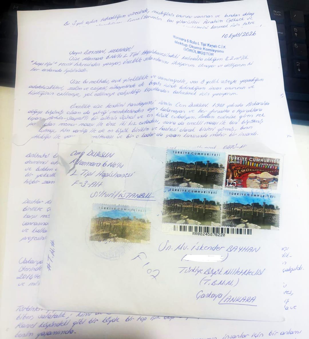 iskenderbayhn's tweet photo. Marmara 6 No’lu L Tipi Cezaevi’nde tutuklu bulunan Grup Yorum emekçisi Cem Dursun’un gönderdiği mektubu paylaşıyorum.

Cem, mektubunda tutulduğu koşulları, “kuyu tipi” hücrede yaşadıklarını ve tecrit koşullarına karşı sürdürdüğü açlık grevini anlatıyor.

Ailesinin bugün aktardığına göre açlık grevinin 160. gününde. 

Sağlıklı uyuyamıyor ve yatarken kemiklerinin birbirine değmesi nedeniyle ciddi ağrılar yaşıyor. Ablasından, ağrılarını bir nebze azaltabilmek için kalın içlik istemiş. 

Grup Yorum emekçisi Cem Dursun ve arkadaşlarının talepleri açık: 

Tecrit koşullarına son verilmesi; ortak yaşam alanı ve havalandırmadan diğer tutuklular gibi birlikte ve özgürce yararlanabilmeleri; özel yaşam alanlarını sürekli gözetleyen kamera uygulamasının kaldırılması.

160 gün, görmezden gelinebilecek bir süre değildir. 

Cem Dursun’un ve açlık grevindeki diğer tutukluların sağlık durumları yakından takip edilmeli ve talepleri gecikmeksizin kabul edilmelidir. 

Geri dönülmez sonuçlar ortaya çıkmadan Adalet Bakanlığı (@adalet_bakanlik) sorumluluğunu yerine getirip bir an önce gerekli adımları atmalıdır.