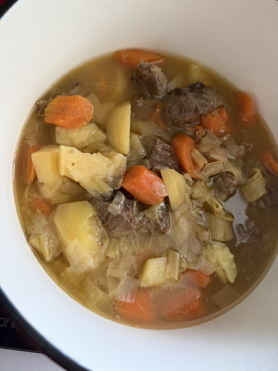 Tentation145L's tweet photo. 🐺 POT-AU-FEU PRÊT. 🤤
Toute la maison sent la viande… et moi je dois attendre.
Je rappelle à maman que mon salaire est normalement versé en nature. Merci de régulariser la situation immédiatement. 😑
#Tyson #Malinois #PotAuFeu #SalaireEnNature #DRH https://t.co/JGl8tCnjtu