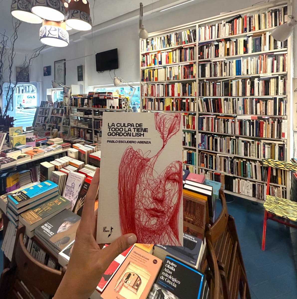 LuzdefondoEd's tweet photo. @elenayepes @PabloEA11 @verbenalibros Estamos en @LibreriaAlberti en #Madrid y la emoción es máxima 🥹
¡Venid a por Gordon Lish!
#HágaseLaLuz🛋️ #DeFondo https://t.co/kHz1IE04OP