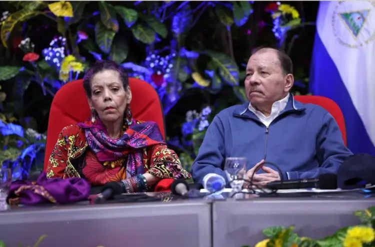 Political_Room's tweet photo. 🇳🇮🚪🚫 Nicaragua agudiza su aislamiento: anunció su retiro del Parlamento Centroamericano, denunciando el tratado de 1987 que lo creó, un día después de que la OEA exigiera liberar presos políticos y restaurar libertades civiles. Es ya su tercera salida de un foro internacional: el país dejó la propia OEA en 2023 y el Consejo de DD.HH. de la ONU en 2025. El régimen de Ortega y Murillo, en el poder desde 2007 y que en julio anunció que dejará de celebrar elecciones, se repliega cada vez más sobre sí mismo.
