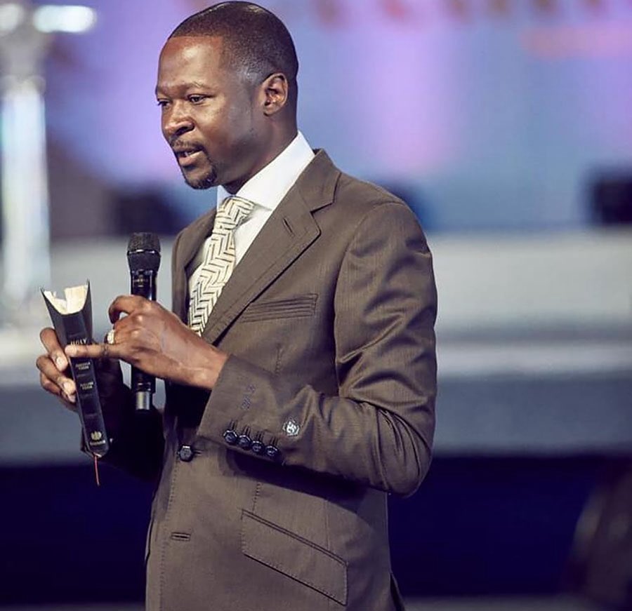 mukuru101010's tweet photo. MAKANDIWA CAN NOT SEE WIKNELS DEATH WHO GAVE HIM A ROLLS ROYCE AND HIS WIFE A G WAGON YET YOU THINK HE CAN SEE YOUR FUTURE NENZUNGU DZAUNOISA MUNDIRO ?

YOU ARE AN IDIOT https://t.co/UAazaCuJUm