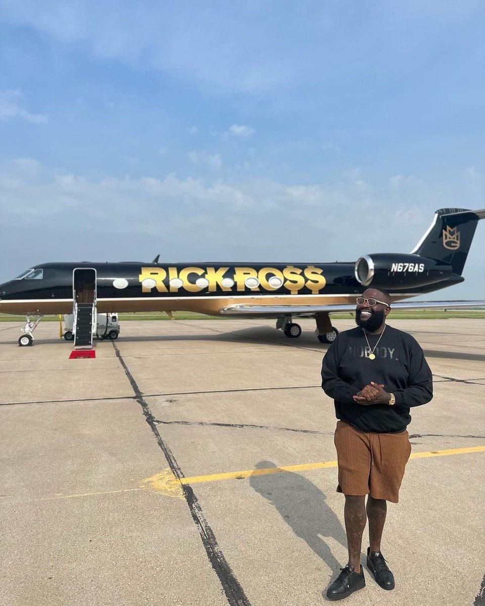 big_zehrry's tweet photo. The internet challenged Davido to write his name on his private jet like this, till now baba no fit 

He Dey use him papa property make
Mouth 😂😂 https://t.co/tA7irzyTXo