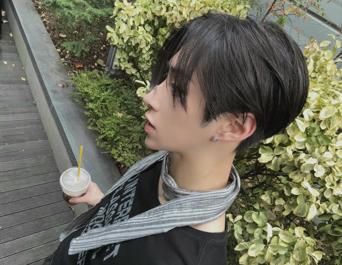 mu1shxp's tweet photo. 진심 카페에서 사진 보고 이래댐 https://t.co/xPXW1M9ulp