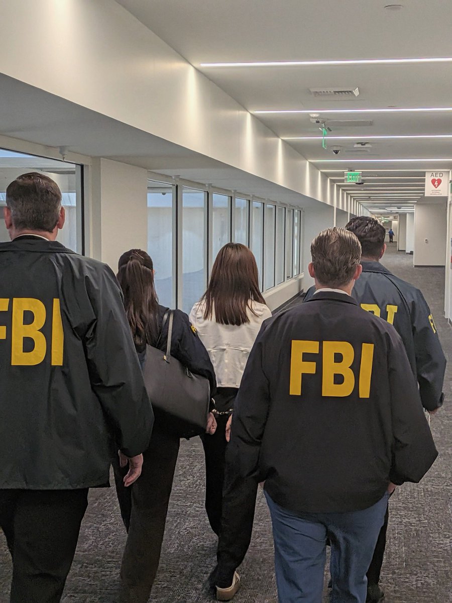 AMERICATIMENews's tweet photo. 🇺🇸|#Urgente El FBI de Los Ángeles arrestó a Wanying Zhang en LAX por cargos de actuar como agente no registrado de la RPC.

🔹Adversarios extranjeros tomen nota: EE.UU NO es su patio de juegos.

El FBI, bajo la dirección de Kash Patel, arrestó en el aeropuerto LAX a Wanying Zhang, acusada de actuar como agente no registrada de la República Popular China.  las autoridades, habría vigilado en territorio estadounidense a familiares del presidente de Taiwán y recopilado fotografías, videos y matrículas.

Washington envía un mensaje contundente: EE. UU. no será terreno libre para operaciones de inteligencia extranjera.
