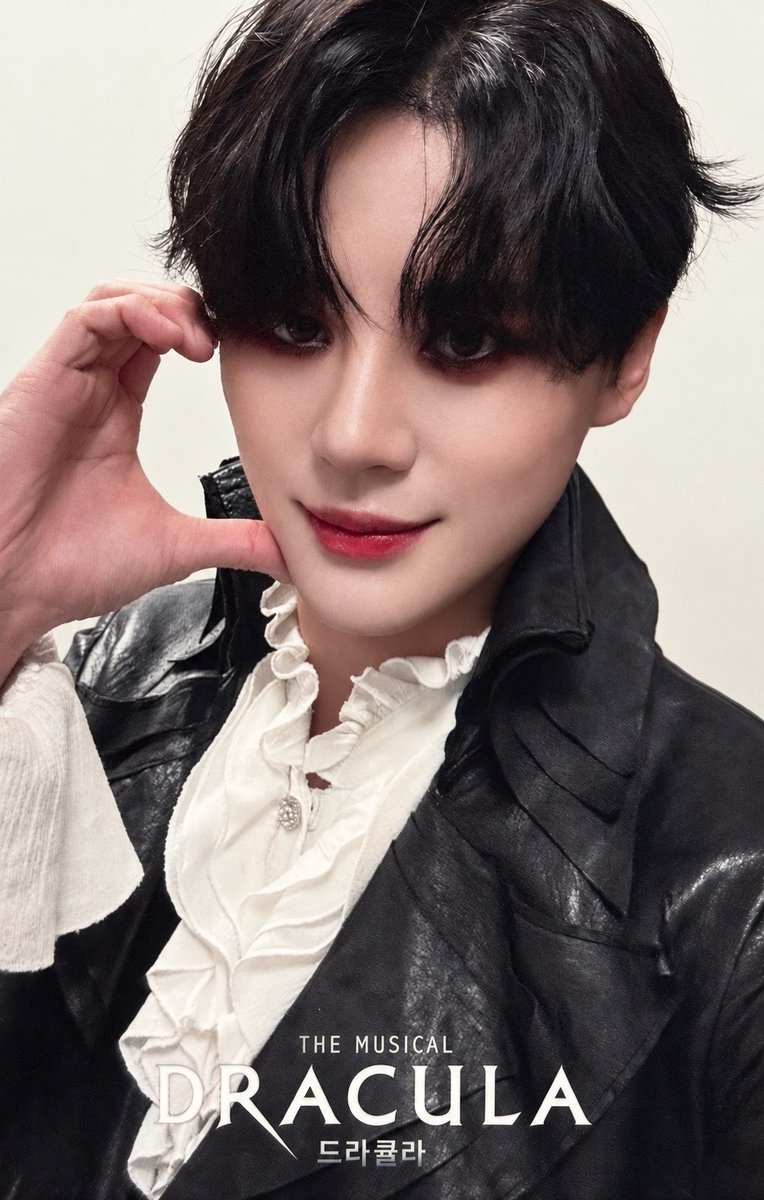 SinabroXIA's tweet photo. 드라큘라 링크스페셜데이 포카

#김준수 #XIA #KIMJUNSU #시아준수 
#金俊秀 #ジュンス #뮤지컬드라큘라
#샤큘 #김준수뮤지컬 https://t.co/AdEl8MCf0l