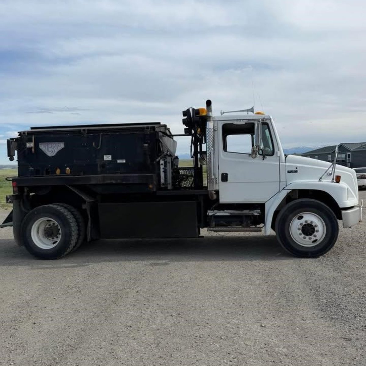 PavingEquipment's tweet photo. Keep the paving operation moving. 🚧🚛
This 2002 Freightliner FL80 is ready to haul materials, support the crew, and keep the job rolling.
View the full listing ➡️https://t.co/A9Me0fcScT
#PavingEquipment #Freightliner #FL80 #Paving #RoadConstruction #WorkTruck https://t.co/aI9TZNj8pr