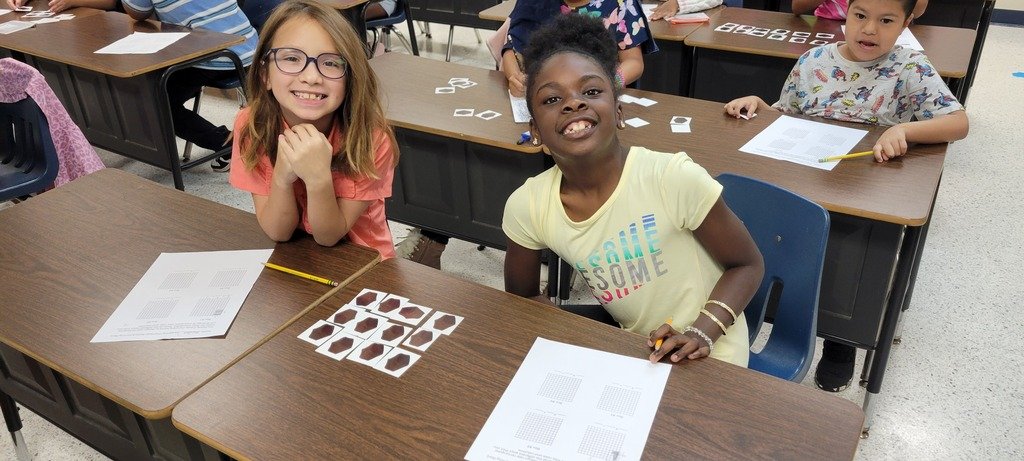 lyonsupperelem's tweet photo. 🍫 In 3rd grade math, students are learning how arrays can help find a product. Students designed their own Chocolate Boxes by arranging 12 chocolates into different arrays. This hands-on activity helped students build and visualize their understanding of arrays! ✏️🍫 https://t.co/e1hNRhbRJc