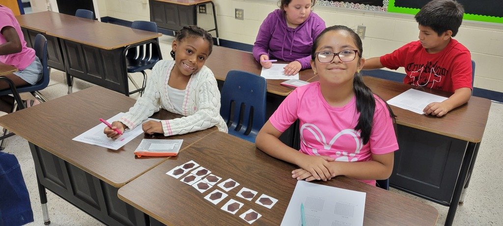 lyonsupperelem's tweet photo. 🍫 In 3rd grade math, students are learning how arrays can help find a product. Students designed their own Chocolate Boxes by arranging 12 chocolates into different arrays. This hands-on activity helped students build and visualize their understanding of arrays! ✏️🍫 https://t.co/e1hNRhbRJc