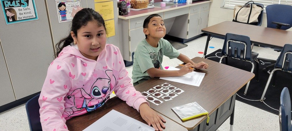 lyonsupperelem's tweet photo. 🍫 In 3rd grade math, students are learning how arrays can help find a product. Students designed their own Chocolate Boxes by arranging 12 chocolates into different arrays. This hands-on activity helped students build and visualize their understanding of arrays! ✏️🍫 https://t.co/e1hNRhbRJc