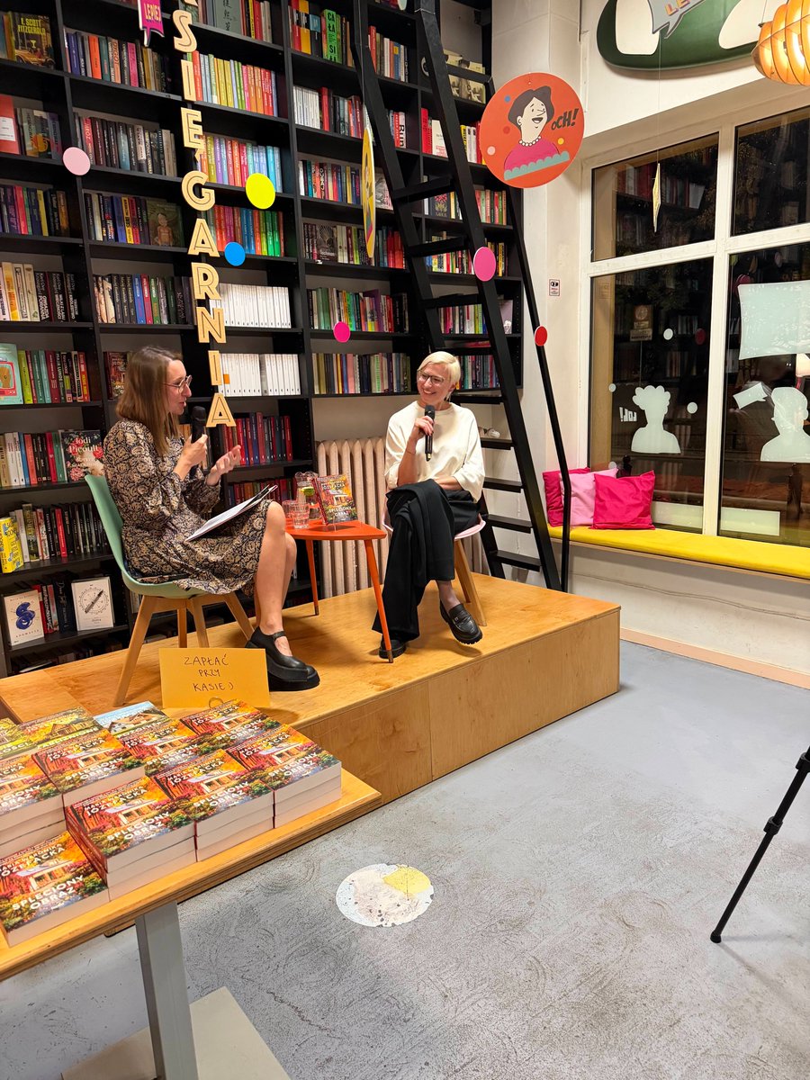 Awiola_'s tweet photo. W miniony piątek miałam wielką przyjemność pojechać do Warszawy, by w Big Book Cafe poprowadzić premierowe spotkanie autorskie z Marią Weroniką Józefacką. Tradycyjnie więc zapraszam was do obejrzenia mojej fotorelacji z tego wydarzenia 😀
👇
https://t.co/zbuz906wop https://t.co/cWnUbY8i9i