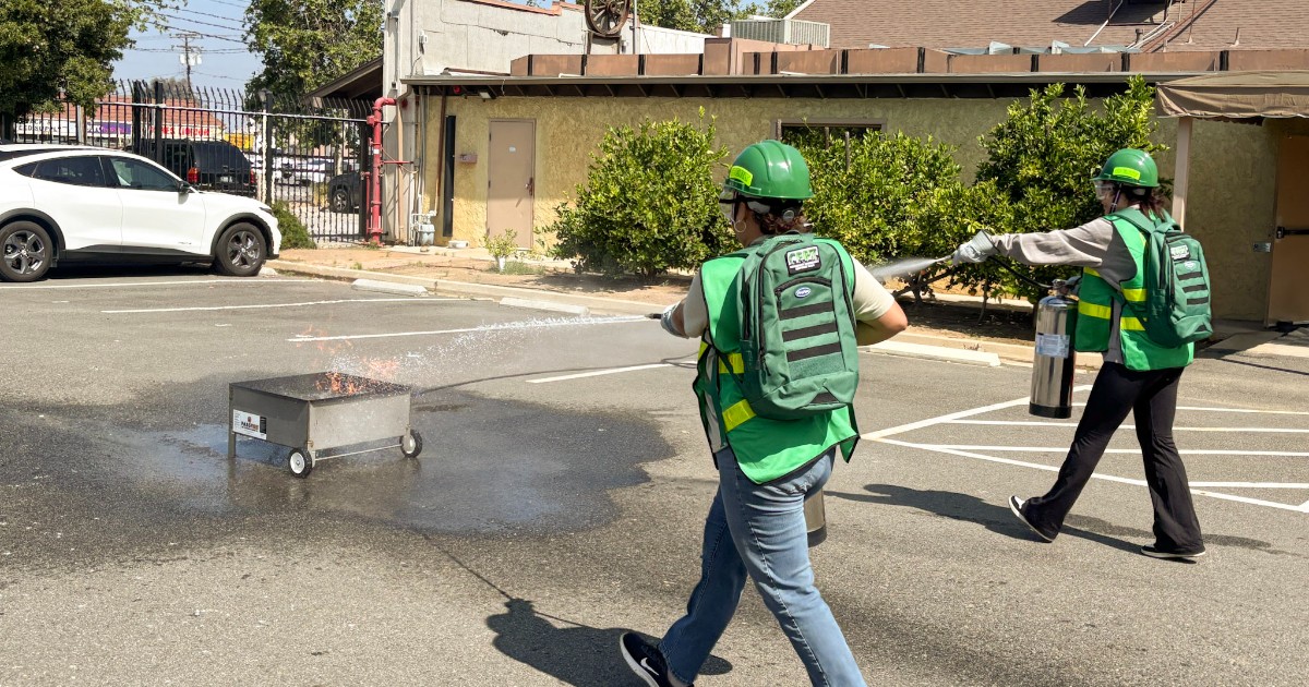 jurupaValleyGov's tweet photo. Be a hero in your community! 🚨 

Take part in a free hands-on emergency preparedness training through the Community Emergency Response Team (CERT) program from October 16-18 at City Hall. 

💻 Visit https://t.co/gtCi4hBM9C for more information. https://t.co/NBhOQ3NGOb