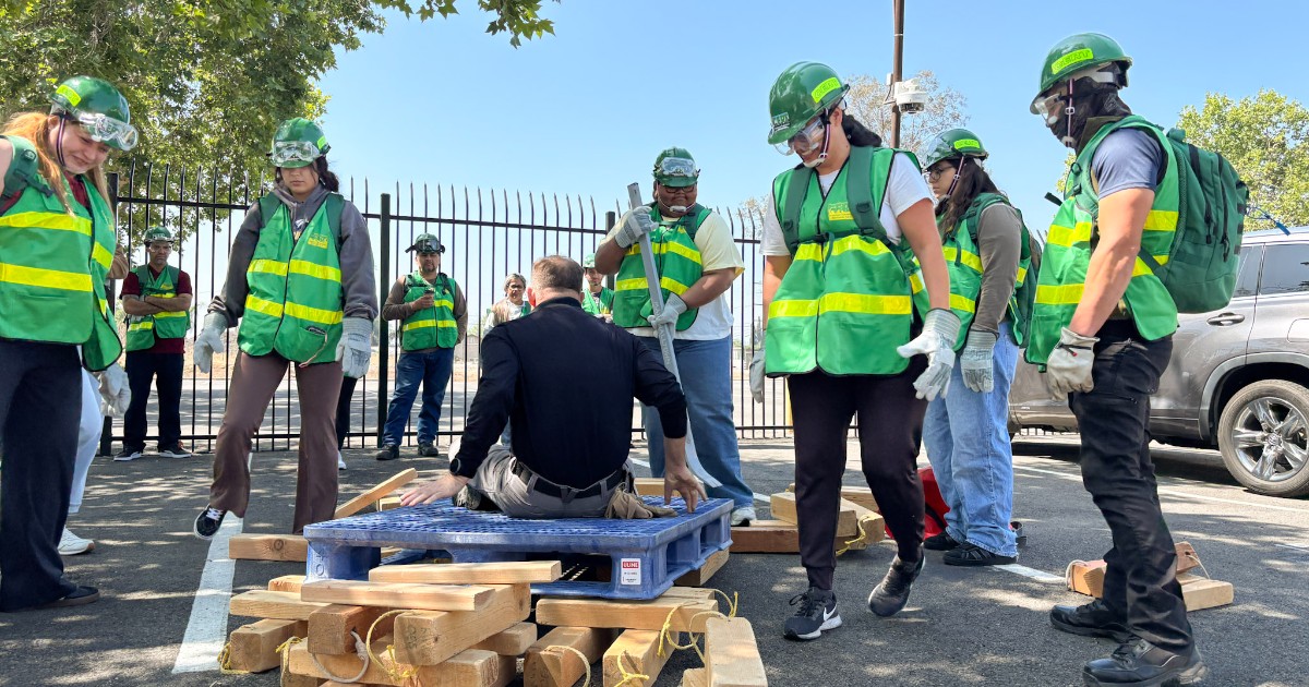 jurupaValleyGov's tweet photo. Be a hero in your community! 🚨 

Take part in a free hands-on emergency preparedness training through the Community Emergency Response Team (CERT) program from October 16-18 at City Hall. 

💻 Visit https://t.co/gtCi4hBM9C for more information. https://t.co/NBhOQ3NGOb