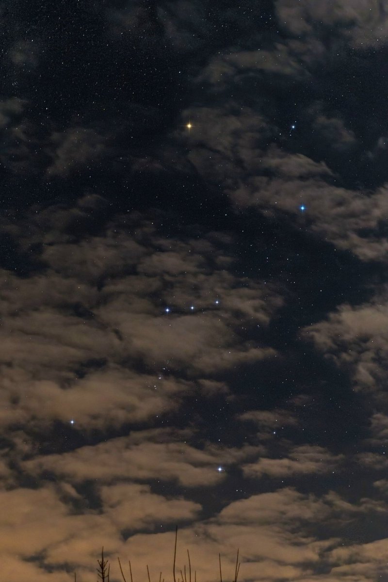 scienceacademyX's tweet photo. Orion Peeking through the Clouds. https://t.co/vdLDkebA9g