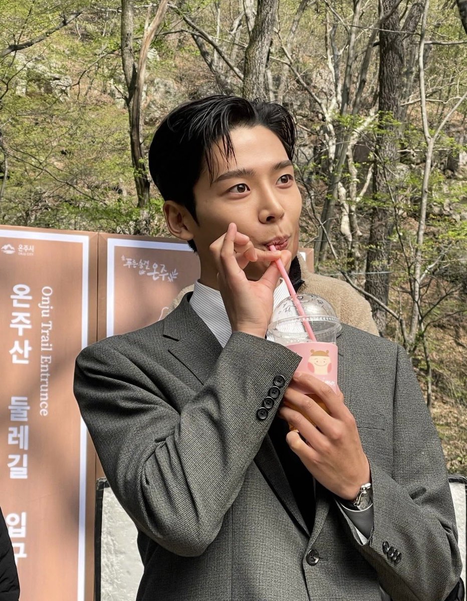 dolgolaeui's tweet photo. Rowoon #kimseokwoo #Rowoon #roming #extraordinaryyou #tomorrow #destinedwithyou #shewouldneverknow #themurkystream #TheKingsAffection #SF9 #로운 #김로운 #에스에프나인 #김석우 #ロウン You can also follow Rowoon’s IG account - ewsbdi (look for blue check mark) https://t.co/jeM4ucajLH