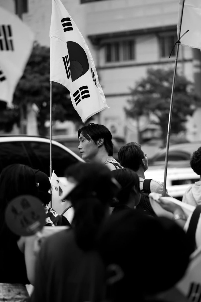 KoreansWithIL's tweet photo. 🔥 Every day, young Koreans take to the streets to rally against communism, the Chinese Communist Party, and Lee Jae-myung, determined to defend their country.

You can hear them chanting
"Myeolgong! Destroy communism!"

They are our future. 🇰🇷 https://t.co/qha4ZzSDEn