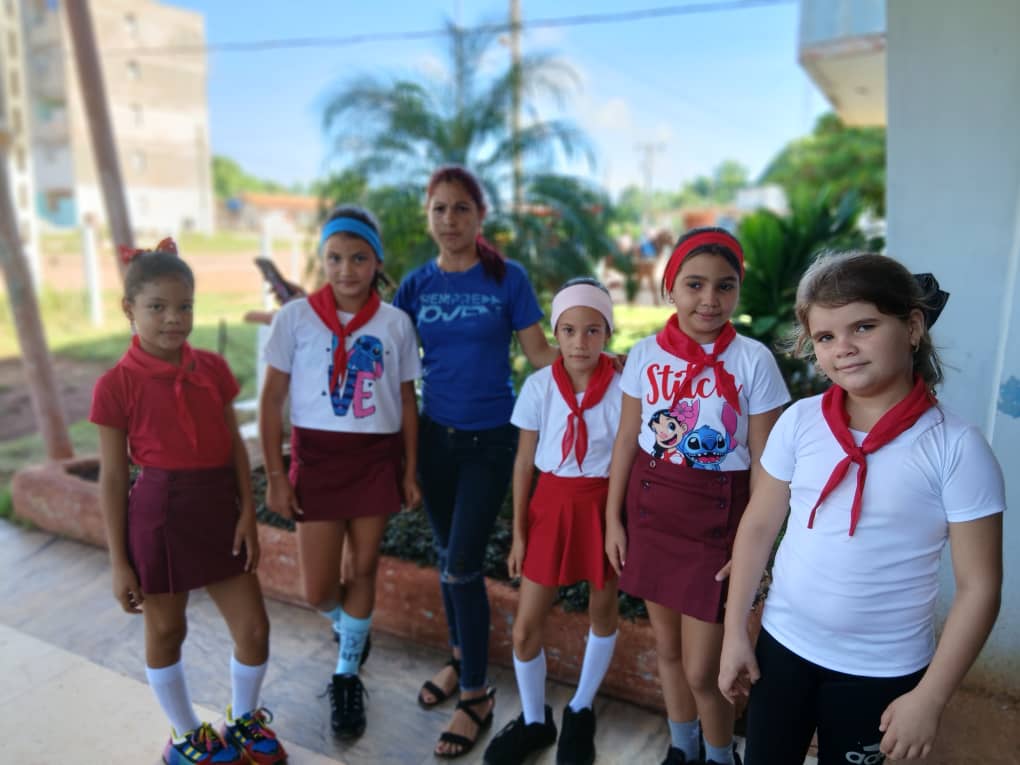 Michaelsaez0597's tweet photo. La UJC acompaña al Centro Mixto José María Duarte, durante sus elecciones pioneriles, momento en que queda estructurado su colectivo pioneril. 🇨🇺❤️

La jornada también incluyó actividades de impacto social en huertos y organopónicos, 

#UJC  #VillaClaraConTodos https://t.co/AargiJYnoP