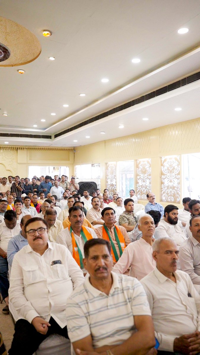 PankajSinghBJP's tweet photo. आज मेरठ में मेरठ-सहारनपुर खण्ड शिक्षक निर्वाचन क्षेत्र से भारतीय जनता पार्टी (BJP) के  प्रत्याशी श्री श्रीचंद शर्मा जी एवं स्नातक निर्वाचन क्षेत्र से  प्रत्याशी श्री दिनेश कुमार गोयल जी के नामांकन कार्यक्रम के दौरान आयोजित जनसभा में सहभागिता की।
इस अवसर पर उपस्थित आदरणीय जन-प्रतिनिधियों, देवतुल्य कार्यकर्ताओं और सम्मानित पार्टी पदाधिकारियों से आत्मीय मुलाकात हुई