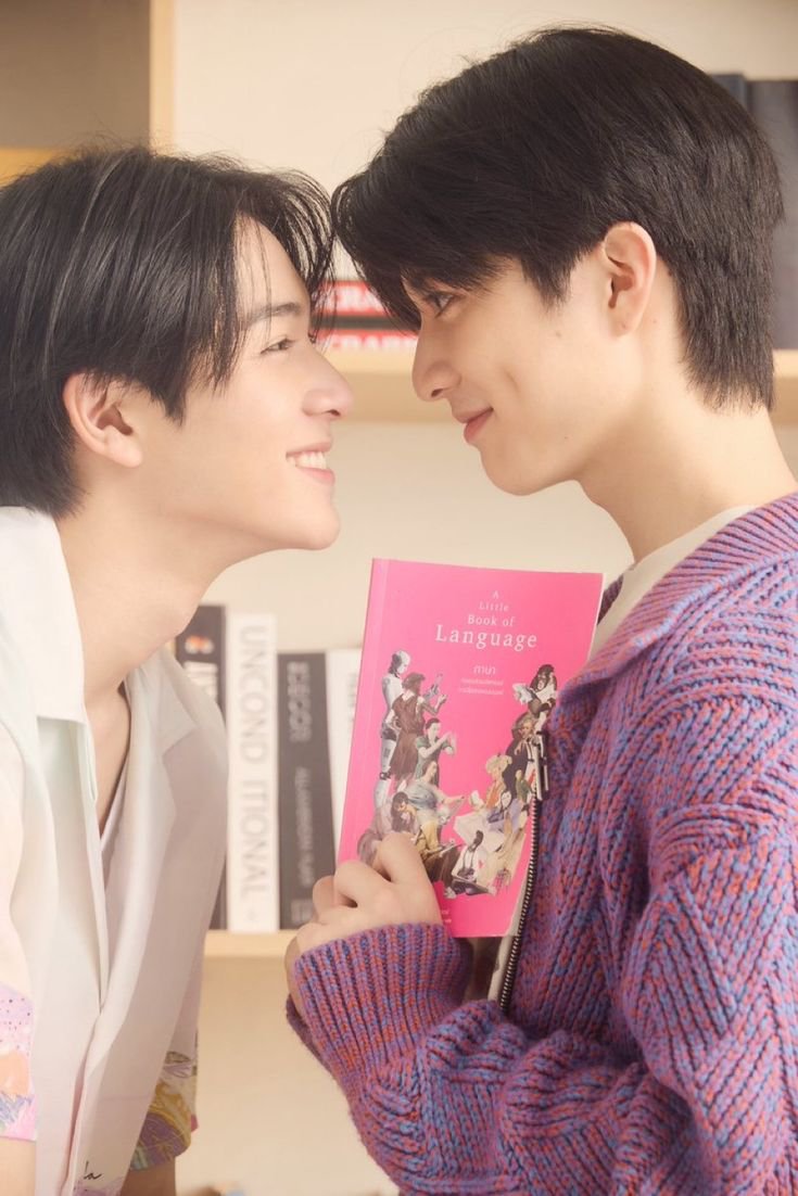 astonluvs_'s tweet photo. @weonajoyride__ these two pics are my absolute favs and i don’t think i even need to explain why like LOOK AT THEM LOOKING AT EACH OTHER 😭😭 they’re so cuteeee i might actually CRYYYY fr https://t.co/s8nh50foza