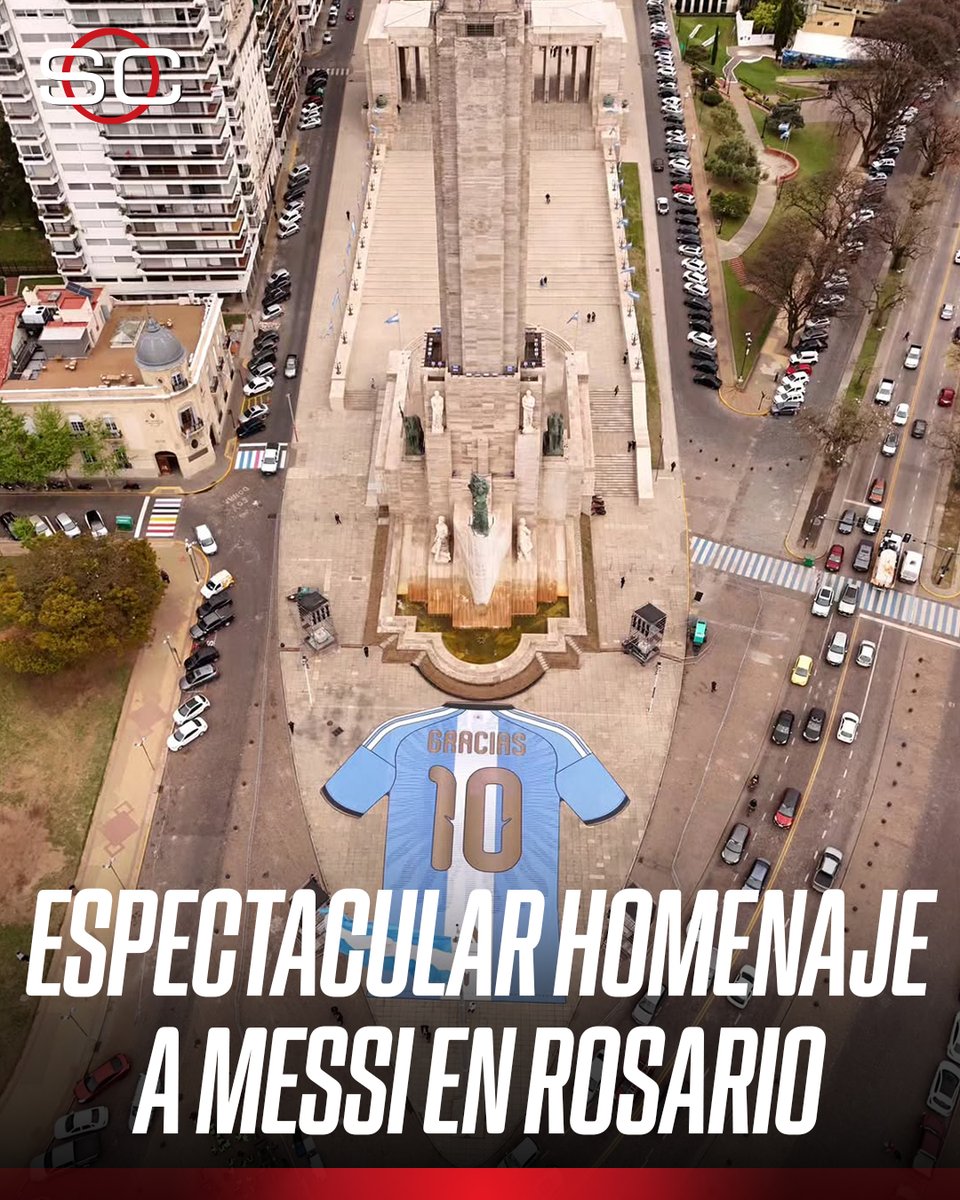SC_ESPN's tweet photo. ¡HERMOSO MOMENTO EN LA CIUDAD DEL GOAT! El impresionante homenaje que Rosario le rinde a Leo Messi en el Monumento a la Bandera. 

📸 IG | rosariolaciudad - claudio.drone https://t.co/9phgivbWqh