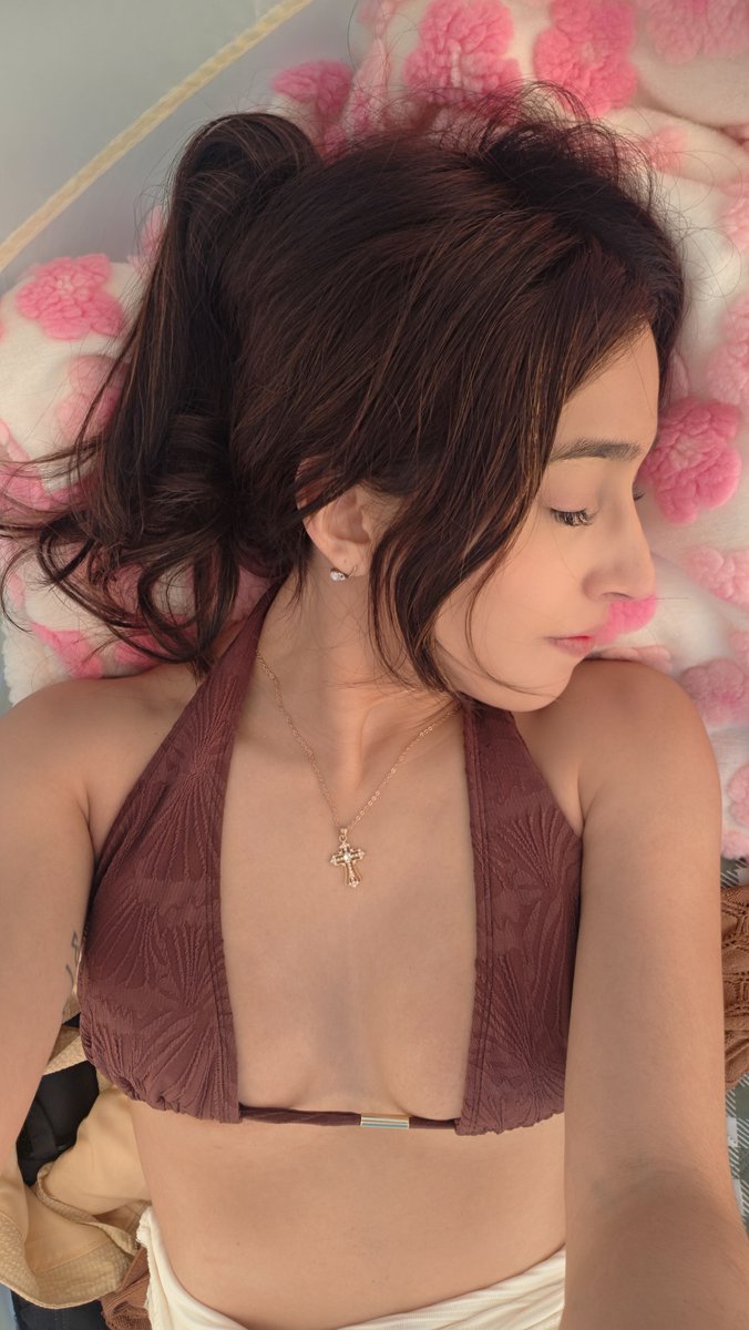 EvelynNanoNano's tweet photo. On.... or off? 👀🩷 https://t.co/d5Cb4UFlgT