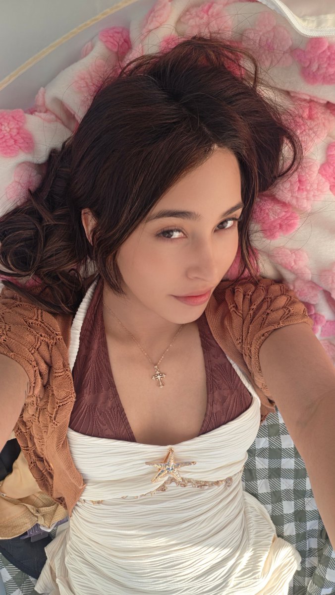 EvelynNanoNano's tweet photo. On.... or off? 👀🩷 https://t.co/d5Cb4UFlgT