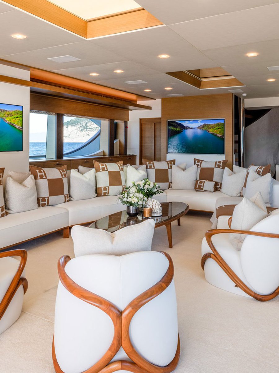 OCyachts's tweet photo. Not every 40m features a cappuccino-coloured hull.

QHT's undulating superstructure gives this tri-deck a distinctive presence in any marina. A major refit has kept her ready for a new Owner, and interiors by Loro Piana make the most of natural light, with a skylight in the main deck salon and an intimate sky lounge.

Asking price is EUR 5,950,000.
🔗 https://t.co/xh8Y8Ou4rG