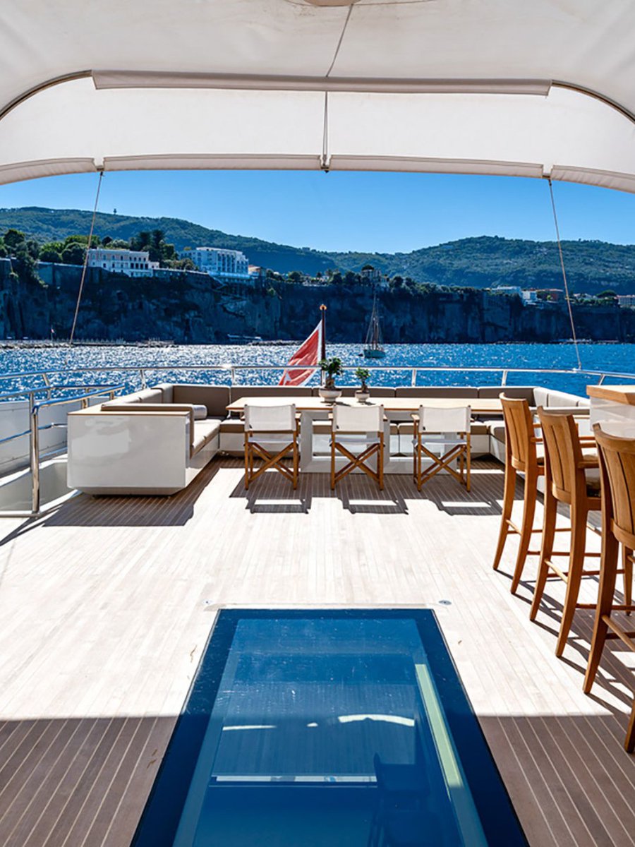 OCyachts's tweet photo. Not every 40m features a cappuccino-coloured hull.

QHT's undulating superstructure gives this tri-deck a distinctive presence in any marina. A major refit has kept her ready for a new Owner, and interiors by Loro Piana make the most of natural light, with a skylight in the main deck salon and an intimate sky lounge.

Asking price is EUR 5,950,000.
🔗 https://t.co/xh8Y8Ou4rG