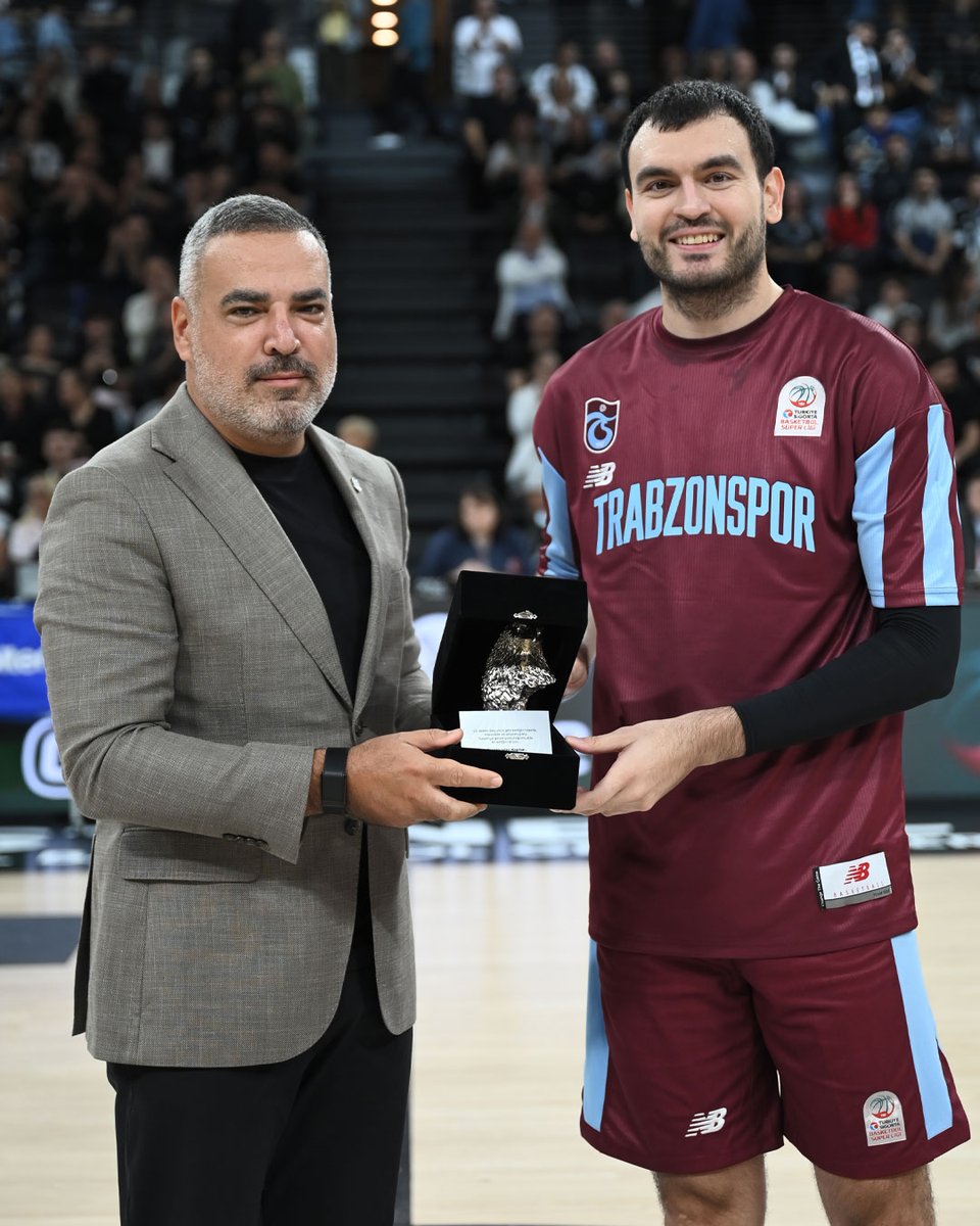 BJK_Basketbol's tweet photo. Yönetim Kurulu Üyemiz Özkan Arseven, Trabzonspor karşılaşması öncesinde 2023/24 - 2025/26 sezonları arasında formamızı giyen eski takım kaptanımız Yiğit Arslan’a plaket takdim etti. 🖤🤍 https://t.co/1I4Gt0NN6X