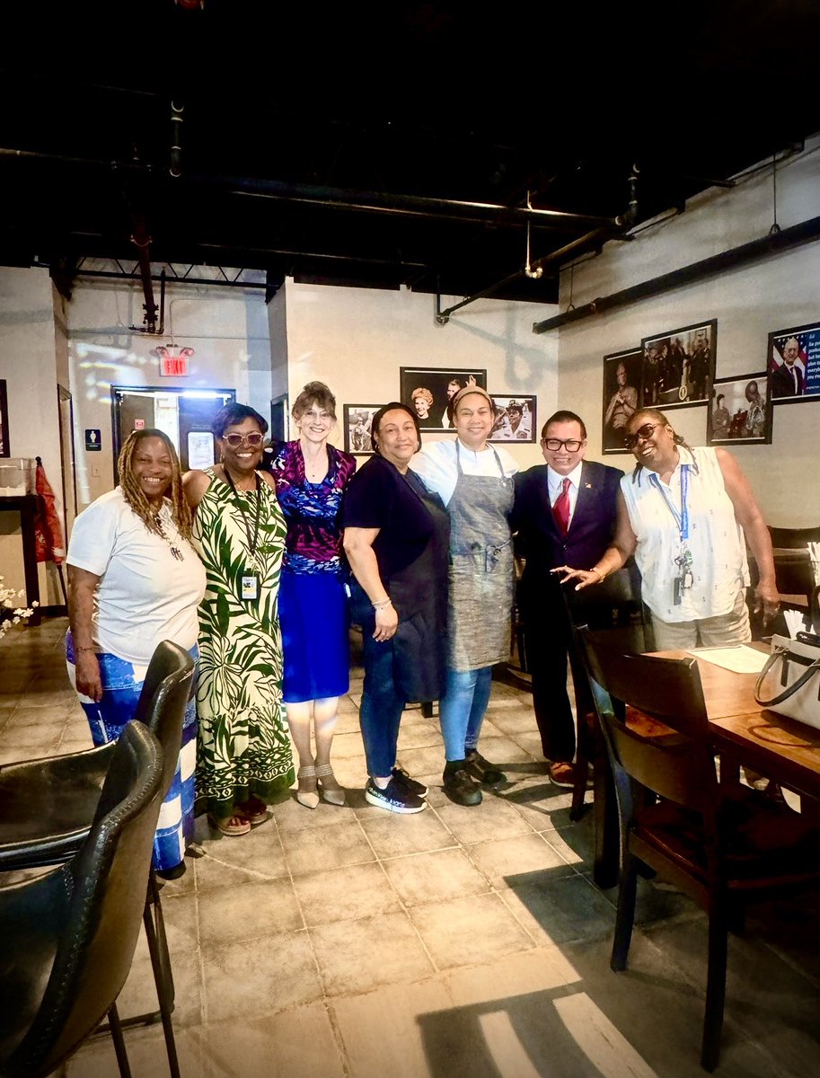andresoriano's tweet photo. Come visit Nairo & Flor Restaurant in the ❤️ of Quantico! Delicious food served by the fabulous sisters Nairo & Flor. What a treat! 🍽️✨
#QuanticoVA #QuanticoEats #SupportLocal #EatLocal https://t.co/HUh2gh2trS