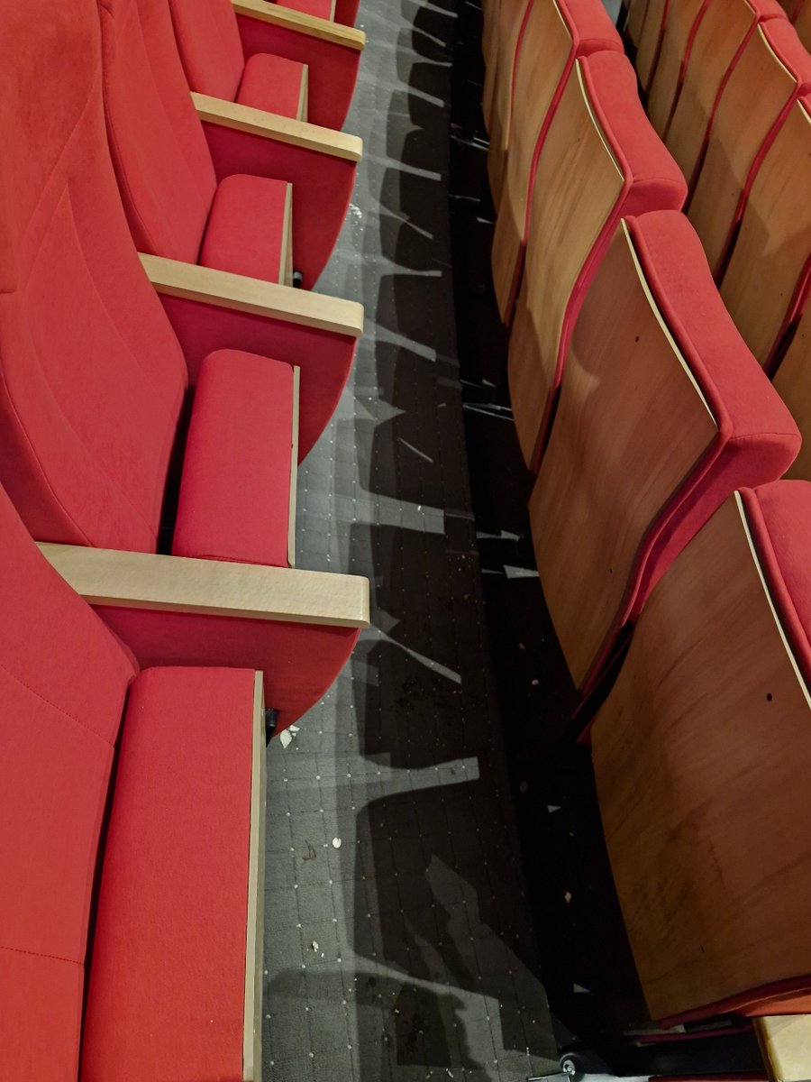 SharifCinema's tweet photo. این بار، یک انتقاد از ما به شما! ‼️

دوستان عزیز، خوشحالیم که اکران‌ها و رویدادهای کانون با همراهی و استقبال شما برگزار می‌شوند؛ اما متأسفانه بعد از اکران اخیر، بخشی از سالن به شکلی که در تصاویر می‌بینید باقی ماند.⬇️
#فرهنگ_اکران
#دانشگاه_شریف
#کانون_سینما https://t.co/NsmX8QrZCh