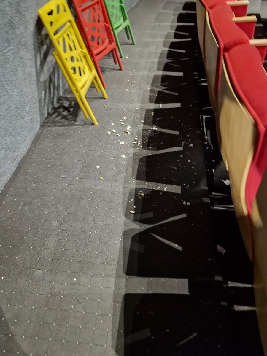 SharifCinema's tweet photo. این بار، یک انتقاد از ما به شما! ‼️

دوستان عزیز، خوشحالیم که اکران‌ها و رویدادهای کانون با همراهی و استقبال شما برگزار می‌شوند؛ اما متأسفانه بعد از اکران اخیر، بخشی از سالن به شکلی که در تصاویر می‌بینید باقی ماند.⬇️
#فرهنگ_اکران
#دانشگاه_شریف
#کانون_سینما https://t.co/NsmX8QrZCh
