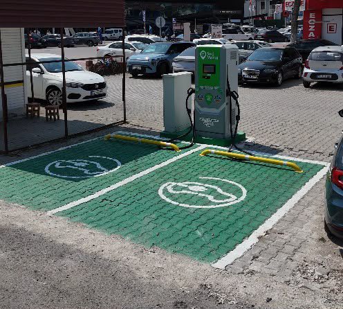 serdivanbld's tweet photo. Serdivan’da çevreci ulaşımda yeni bir adım atarak sürdürülebilir ulaşımı destekleyen çalışmalarımıza bir yenisini daha ekledik.

Elektrikli araç kullanımının yaygınlaştırılması amacıyla hayata geçirdiğimiz Şarj Mahal projesi kapsamında ilçemizin 10 farklı noktasında elektrikli araç şarj istasyonlarını hemşehrilerimizin hizmetine sunduk.

Çevre dostu ulaşım çözümlerini destekliyor, Serdivan’ımızın geleceğine yönelik yatırımlarımızı sürdürüyoruz.

#SerdivandaHizmetHiçBitmez