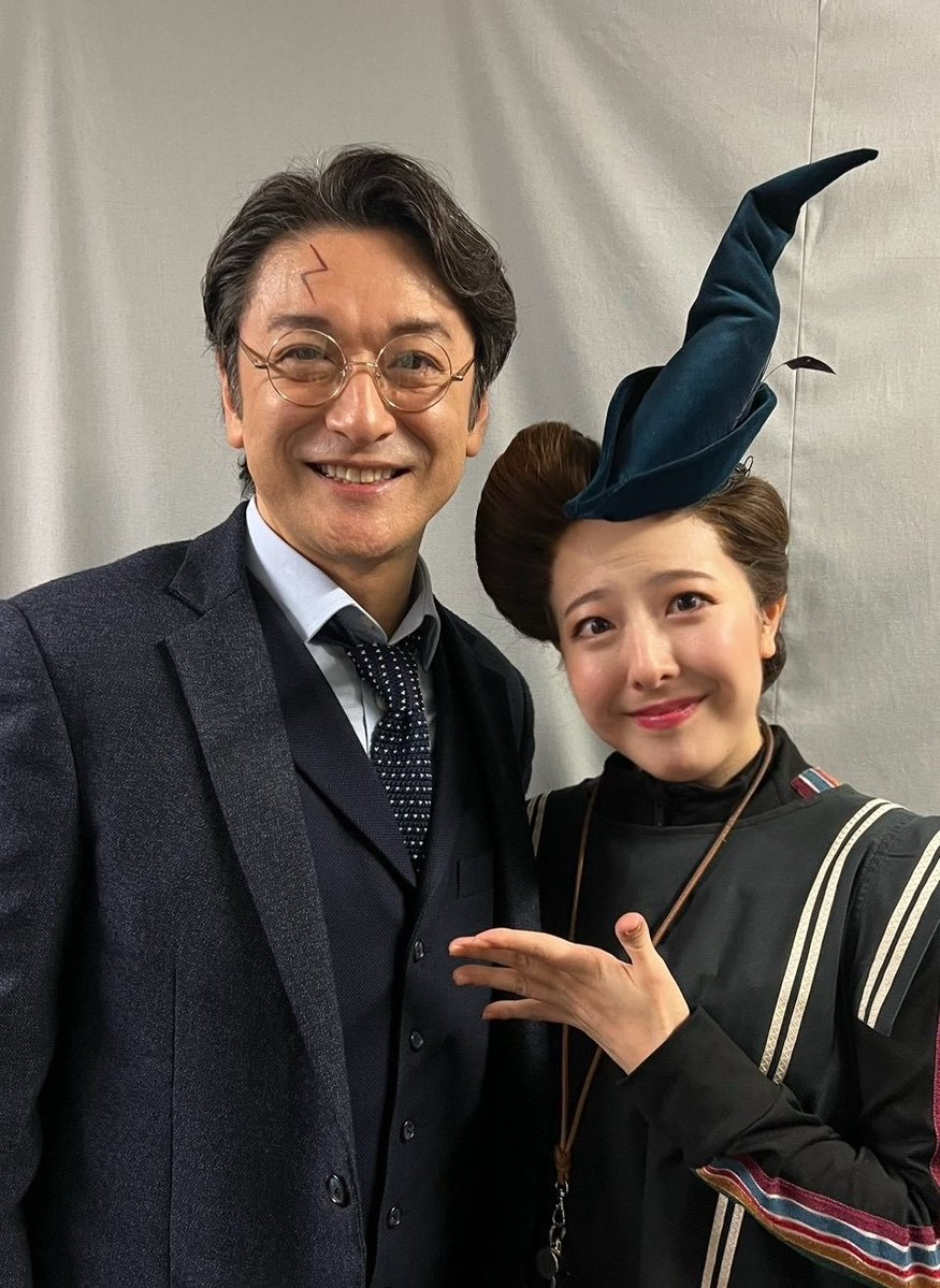 orie_ttii's tweet photo. 石丸幹二さん 、開幕時もカムバックでご一緒させて頂いた時も本当に沢山の学びと感動を頂きました。

僭越ながら幹二さんから頂いたさり気ない一言に私自身歌う事に背中を押して頂いた事も
それくらい隅々まで優しさを届けて下さる方

演劇界のトップを走り続けられるお背中をこれからも追い続けます！ https://t.co/JMZbCQ1bcA