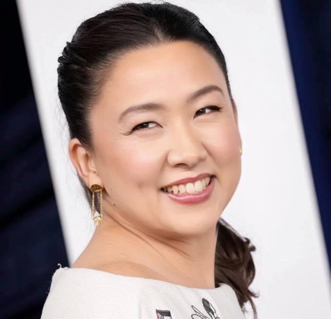 VLONEPREDATOR's tweet photo. here’s what she would look like if she was black or chinese https://t.co/uzLwKzsOnm
