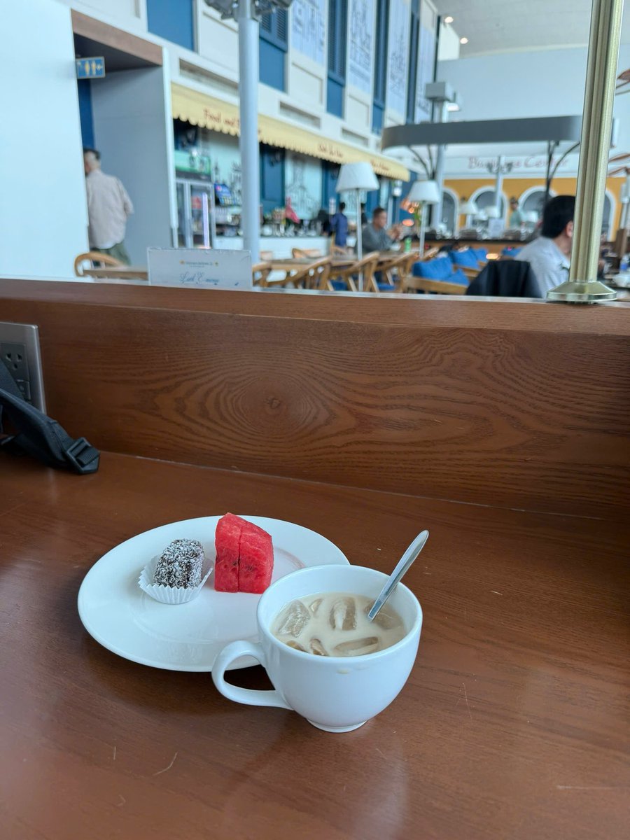 Louisb_crypto's tweet photo. Thứ 3 café chiều nè mọi người☕️ 

Ly sữa đá, miếng dưa hấu đỏ, một viên bánh nhỏ. Ngồi bàn gỗ, quán vắng, chiều trôi chậm. 

Cảm ơn thứ 3 đã cho một buổi nhẹ nhàng. Chúc mọi người buổi chiều bình yên ☕🍉
#cafechieu #suada #thuba https://t.co/sxyzyqmKMT