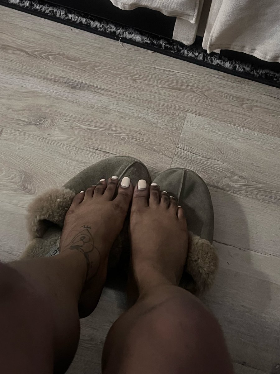QueenAkasha2U's tweet photo. It’s getting cold out ❄️ time to put on the fuzzy slippers 🥺 I’ll call this color toasted marshmallow ⚪️✨ #feetfetısh  #sexyfeet #footmistress https://t.co/cDwa7AgTBl