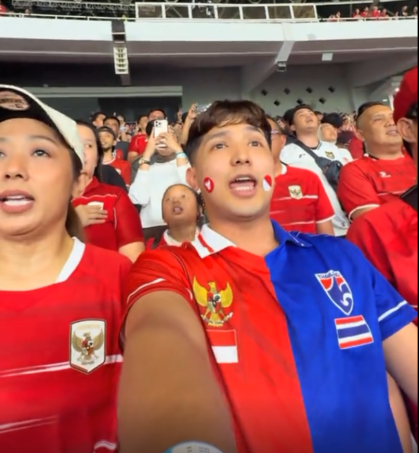 Laparterussh's tweet photo. SALFOK BANGET‼️ Di pertandingan final Indonesia vs Thailand nyanyi lagu athem dua negara.... 😂

Lebih salfok lagi liat jerseynya bisa dimix kaya gitu... 😭😭 https://t.co/RGzVV2pPwQ