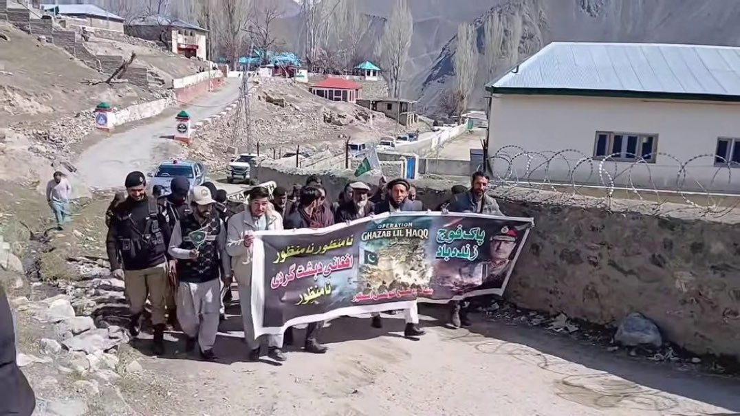 ImranRiazKhan's tweet photo. فیلڈ مارشل کے حق میں بھی عوام نکل آئے۔ سخت حفاظتی انتظامات
ہر بندے کیساتھ ایک اہلکار۔۔۔ https://t.co/wyoWad1UWK