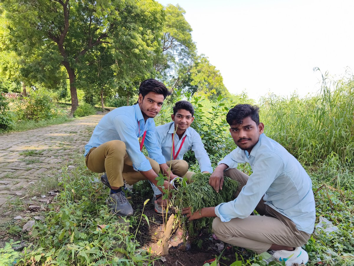 SVIC_Sahar's tweet photo. विद्यालय में गठित Vivekanand Eco Club के अन्तर्गत काम करने वाली टीम GenCAN द्वारा पौधा रोपित किया गया। धन्यवाद टीम। #svicsahar @CEEahmedabad https://t.co/feSoKAmtiG