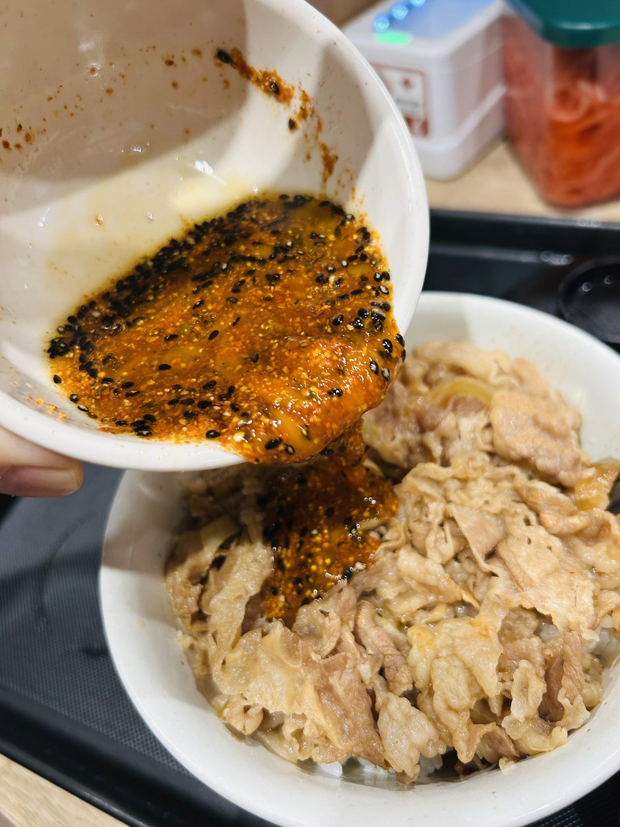 Mrfes2's tweet photo. 松屋の牛丼
ちょい足しトッピングは
生卵×甘口タレ×七味多め
これが1番うまい
考えた人ありがとう https://t.co/Ax0uwSw5sB