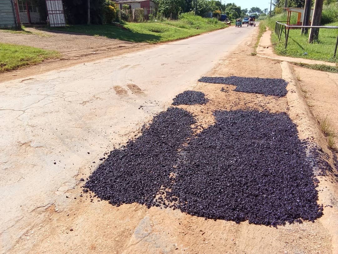 JosefinaTr9's tweet photo. Se trabaja en Bejucal en el bacheo https://t.co/2HvXp5l9u4