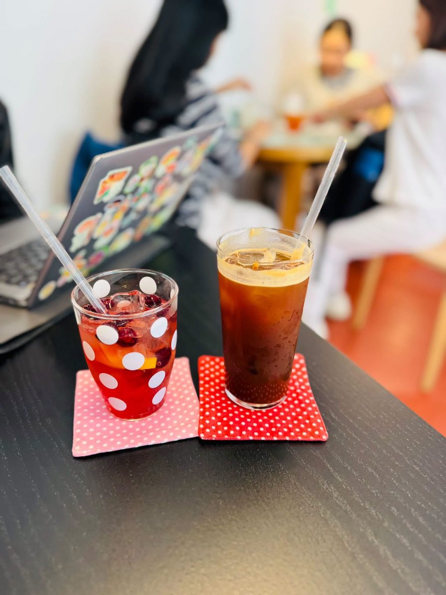 HanaTran86's tweet photo. Thứ 3 café chiều. ☕️☕️

Một ly đen đá, một ly trái cây đỏ, lót chấm bi hồng. Ngồi quán, máy tính mở, người ta làm việc phía sau. Uống chậm một lúc là chiều cũng dịu hơn. 🤗

Chúc mọi người buổi chiều nhẹ nhàng ☕🍒
#cafechieu #quanquen #thuba https://t.co/Jt0I6vrbNk