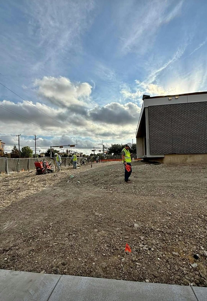 lwlandscapingtx's tweet photo. 🚧 Your commercial project needs a landscaping partner that gets the job done.

From site preparation to irrigation, drainage, planting &amp; landscape installation, LW Landscaping helps bring commercial projects across North Texas to the finish line. https://t.co/pMQJzpBFRo