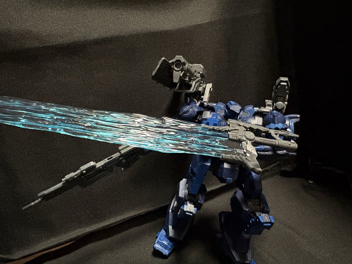 rikugaSecond's tweet photo. 30MMアーマードコア ロックスミス完成！今回はセンサーのみ部分塗装してパチ組み仕上げ。上半身のパーツが細かいの多かったけど、その分色分けが素晴らしい。元ネタのゲームは3で止まってるけど、やはりというか色々と進化してるなぁ…
#30mm
#プラモデルライフ https://t.co/a0DTAz152T