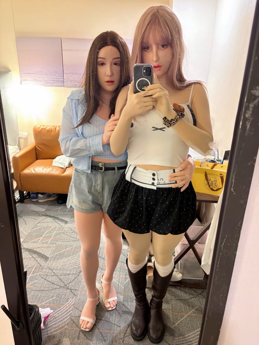 TFDoll's tweet photo. 終於又可以變裝了 開心😃
距離上次變裝已經過了5個月了

這次一樣是快樂美麗的小夥伴😉

📸 : @Abdulla31447431 

#iphone17  #DMS
#女裝娘 #紫薇 #M32普妝 
#femalemask #偽娘 #迪美斯 
#Dreammask #DreammaskStudio https://t.co/8YcSkOPPEL