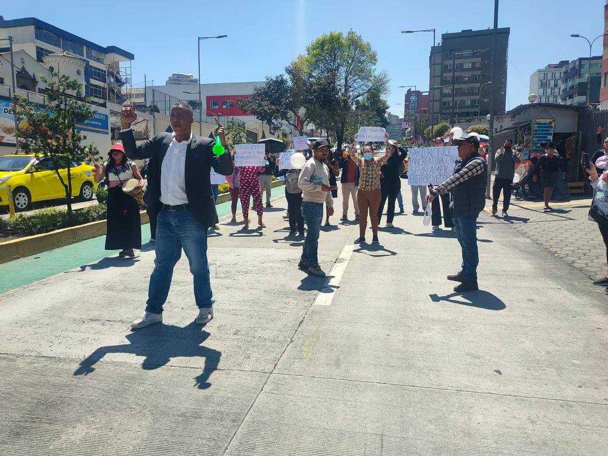 ElenaDeQuito's tweet photo. Esta mañana en @radio_pichincha decía algo y se me cortaba la voz porque me duele profundamente: en cada crisis siempre hay alguien ganando.

Mientras la salud pública se cae a pedazos, las clínicas privadas te exigen prepagos de miles de dólares antes de atenderte. Montos estratosféricos, imposibles para la mayoría de familias. La enfermedad se ha convertido en un jugoso negocio.

El inquilino de Carondelet no alcanza a dimensionar lo que significa para un padre o una madre tener a un hijo enfermo y no poder pagar su atención. No saber de dónde sacar el dinero. Tener que escoger entre endeudarse, vender lo poco que tiene o esperar.

Ahorita, padres y madres hacen un plantón en el Hospital Baca Ortiz para exigir algo tan elemental como medicinas para sus hijos y es imposible no quebrarse. 

Paren ya esta tragedia. Gobernar es hacerse cargo. Y lo que estamos viendo no es mala suerte de estas familias: es abandono, indolencia e inutilidad de quienes hoy gobiernan.

La salud es un derecho!