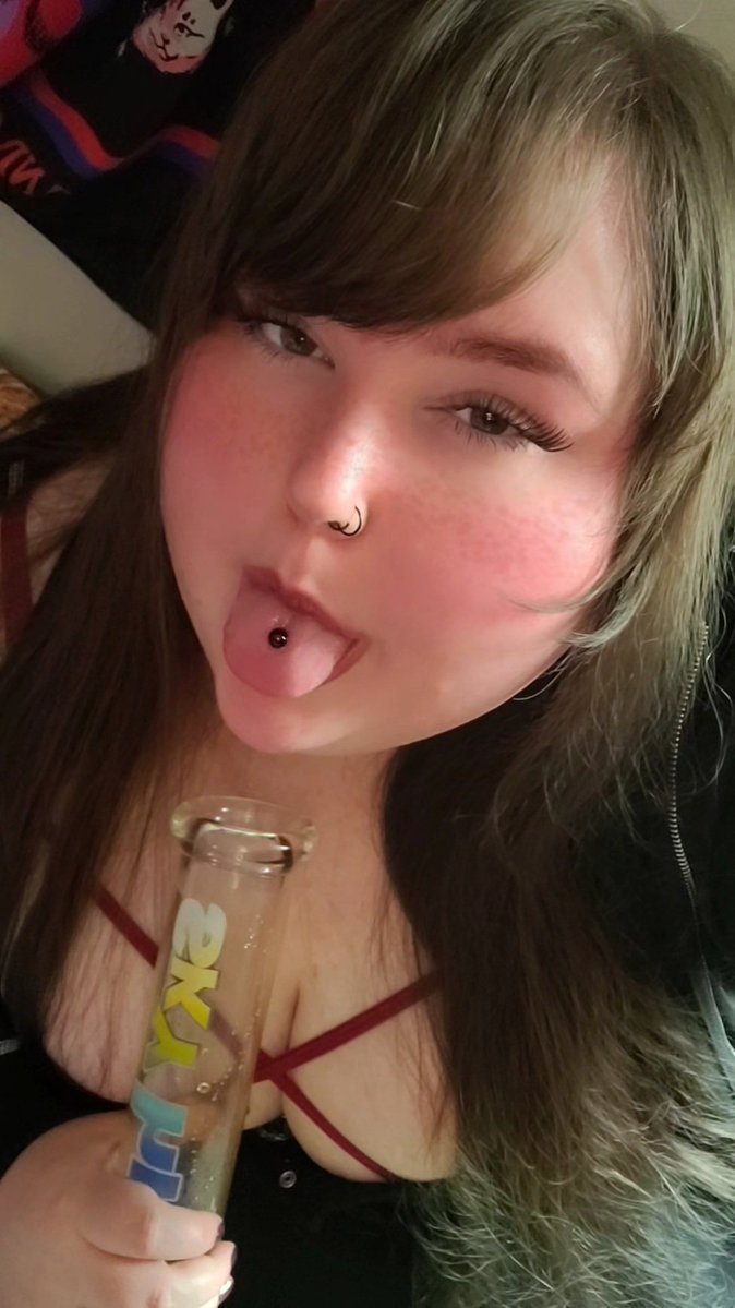 XJadeBunny's tweet photo. Just me and my 2 foot bong  :> https://t.co/8RdLqcWVAZ