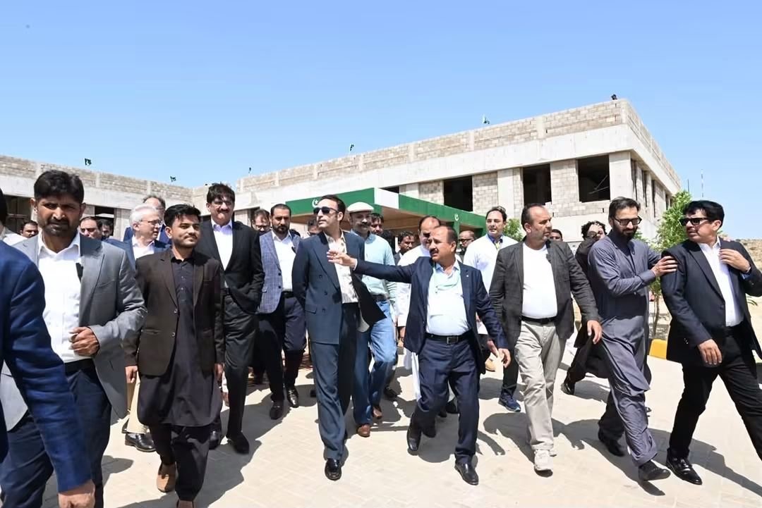 PPPAltaCanada's tweet photo. چیئرمین پاکستان پیپلز پارٹی بلاول بھٹو زرداری کا اسلام کوٹ میں تھر فاؤنڈیشن اسپتال کا دورہ
@BBhuttoZardari

#TharBadalRahaHaiPakistan https://t.co/xq8QpTB3Hl