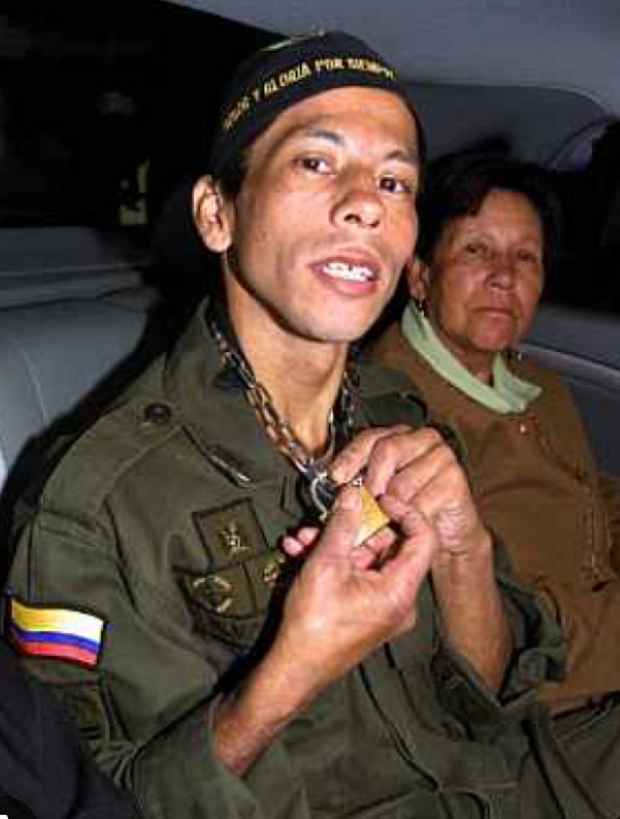 Ohrwurm14's tweet photo. El narcoasesino Timochenko diciendo que "no maltrataban" a los secuestrados ...

La imagen de John Frank Pinchao quién escapó de las jaulas de las FARC con cadenas en el cuello!!

FARC y JEP 70malparidoshijosdeputa 😡 https://t.co/RnEbcxghJ9